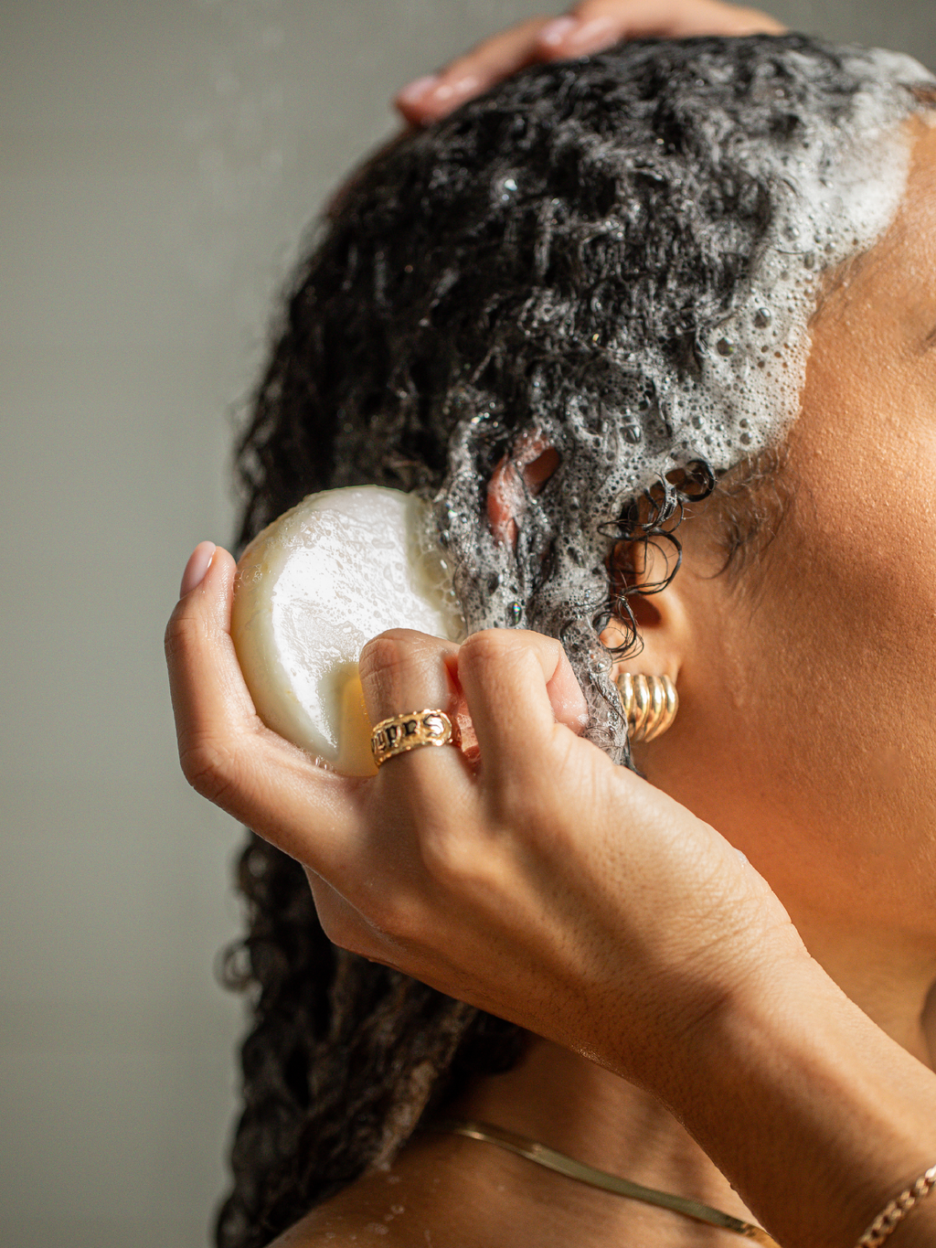 Sulfate-free shampoo bar for a healthy scalp and daily hair care.