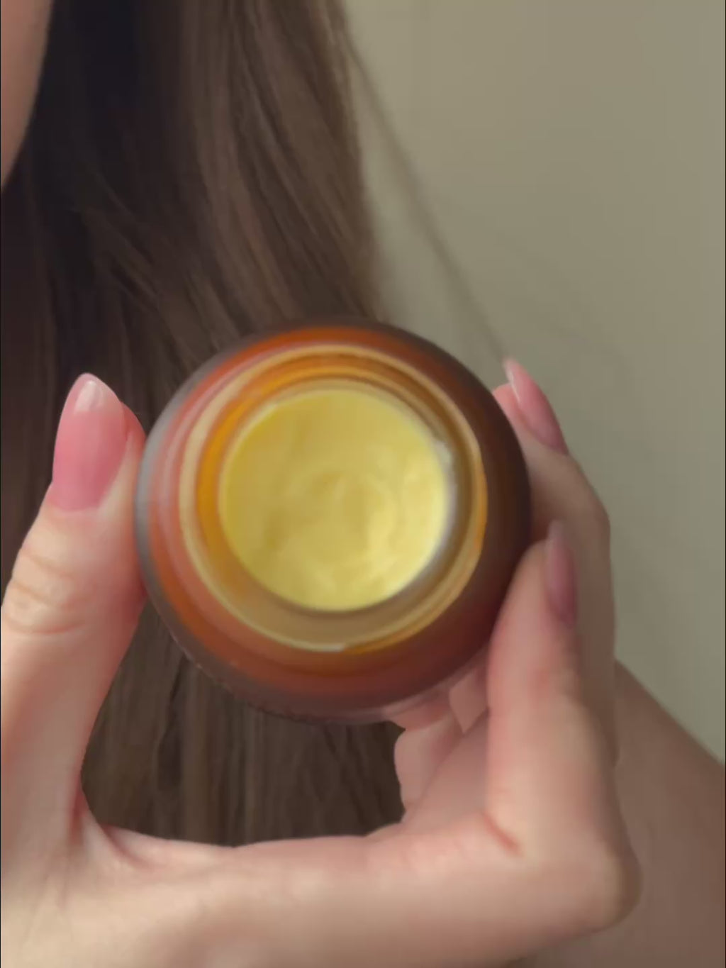 How to apply a hydrating face moisturizer after cleansing for dry skin and daily skincare.