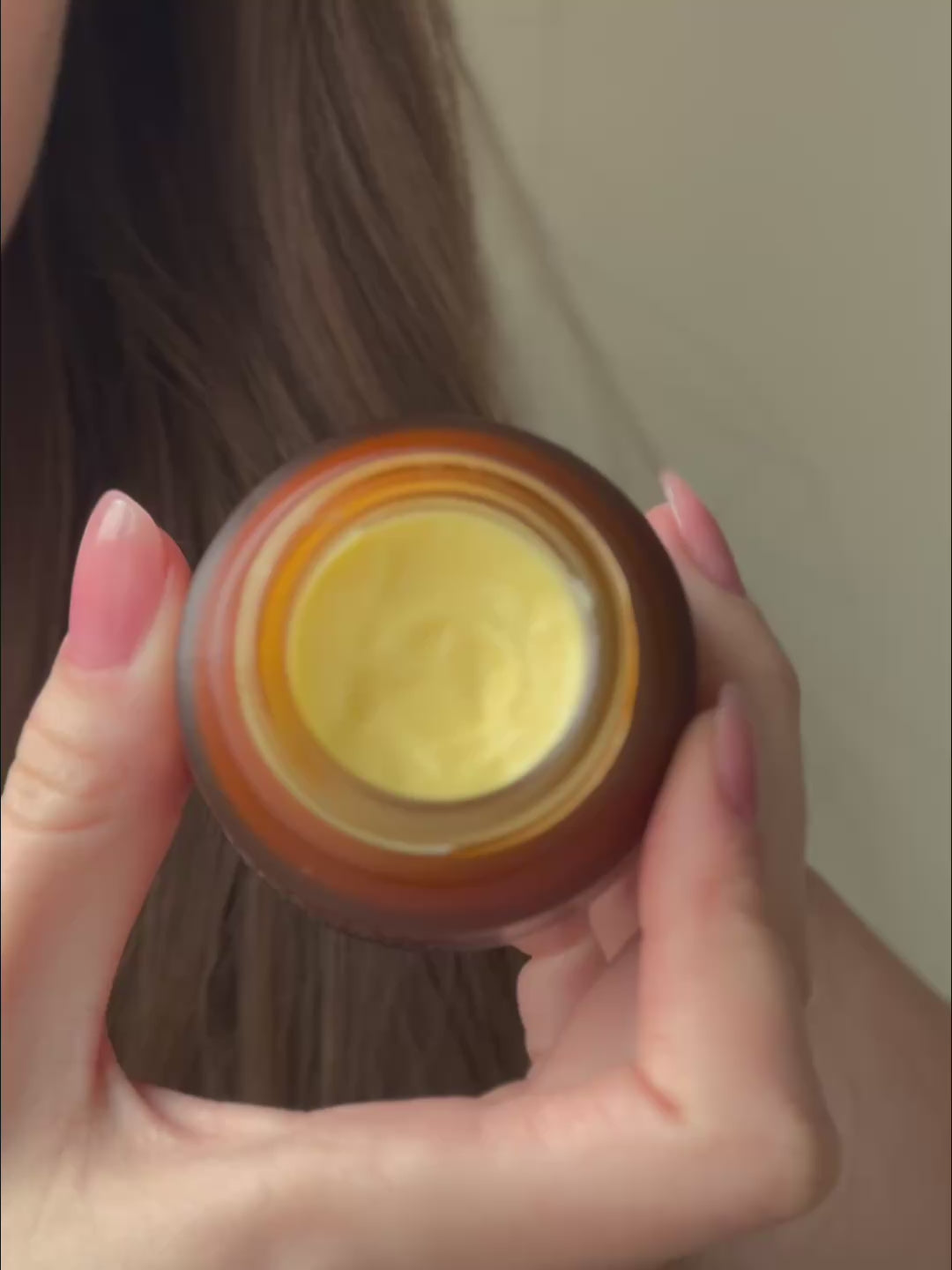 How to apply a hydrating face moisturizer after cleansing for dry skin and daily skincare.
